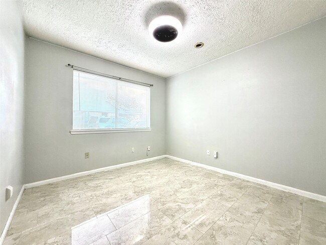 Building Photo - 9002 Sabastian Dr