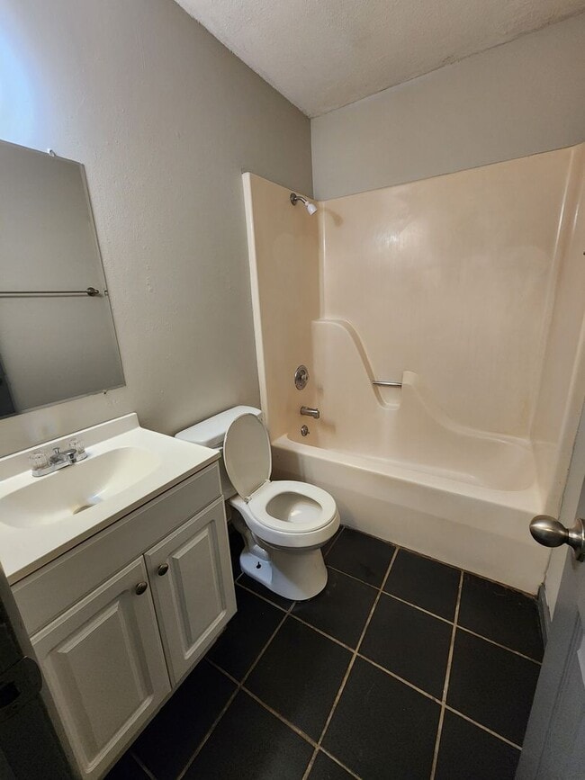 Building Photo - Spacious 2-Bedroom, 1-Bathroom Home AVAILABLE NOW!!