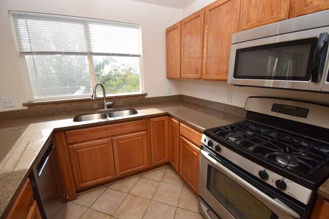 Building Photo - Great 5 Bed 2 Bath Home in Kearns!!!