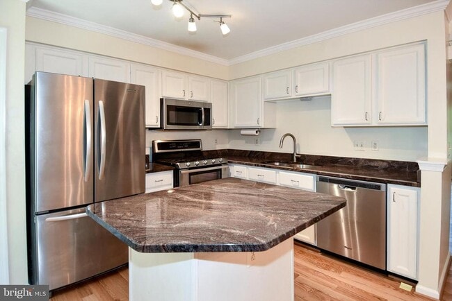 Building Photo - 5987 Edgehill Ct