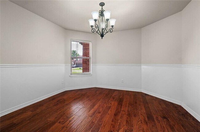 Building Photo - 904 SW Caprington St