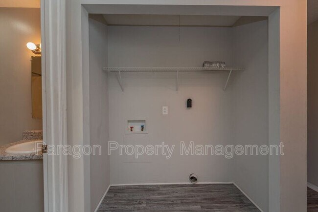 Building Photo - 2571 1/2 Tobacco Rd