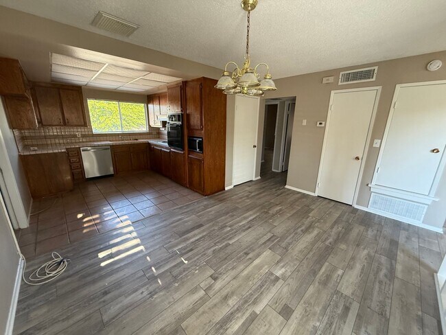 Building Photo - Victorville Green Tree Home- Refurbished 4 Bedrooms, 2 Bathrooms, New Paint,