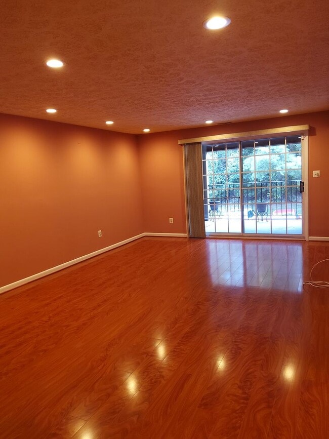 Building Photo - Two Bedroom/ Two Bath Condo at Falls Garde...