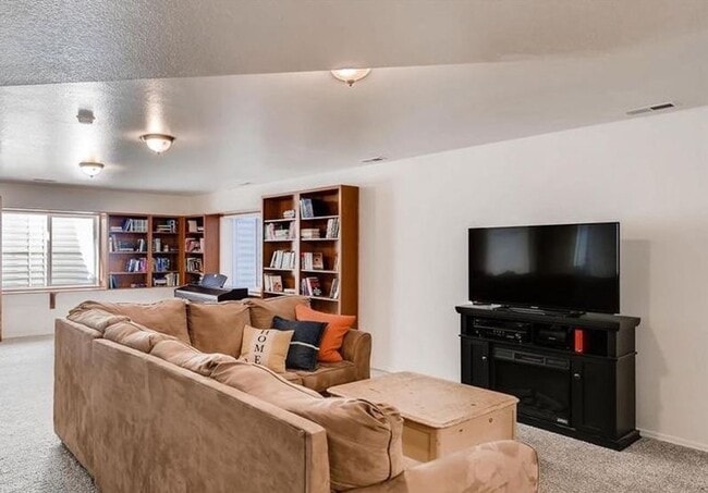 Building Photo - 6 month lease available! D20 5bdrm Home on...