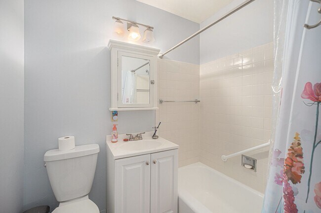 Building Photo - Beautiful 3 Bed 2.5 Single Family Home in ...
