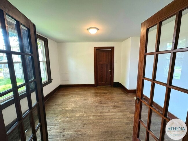 Building Photo - 5 Bedroom / 3 Bath House - NEAR SEMO's CAMPUS & INTERNET INCLUDED