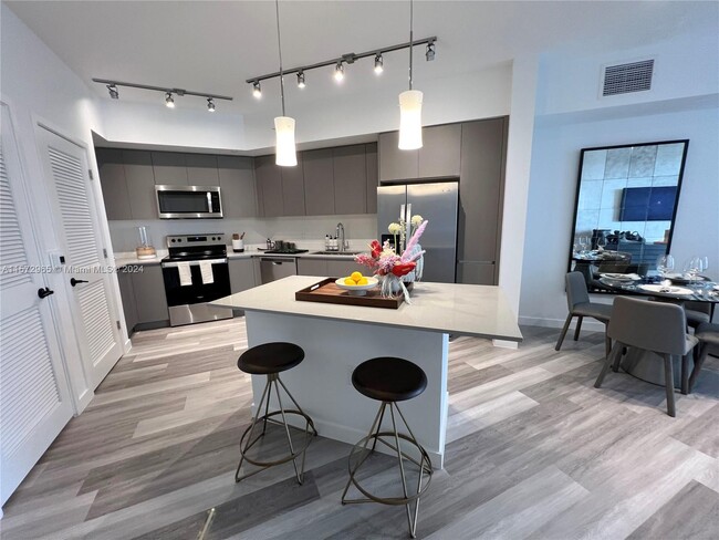 Building Photo - 401 Hialeah Dr