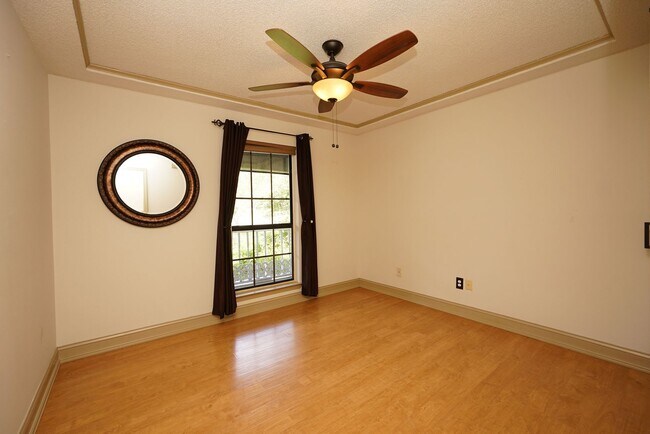 Building Photo - 504 Miller Ln