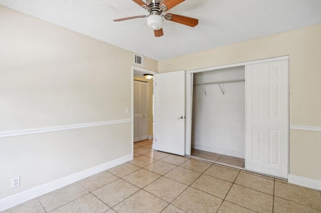 Building Photo - 1453 Lake Crystal Dr