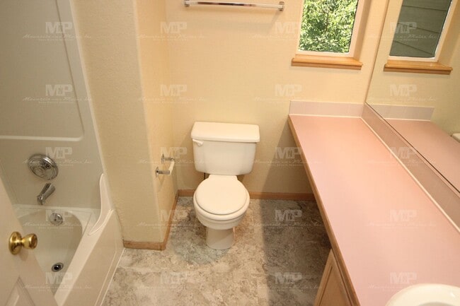 Building Photo - 2036 Glenmoor Dr