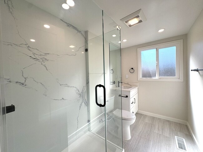 Building Photo - 1327-1329 Judah Street