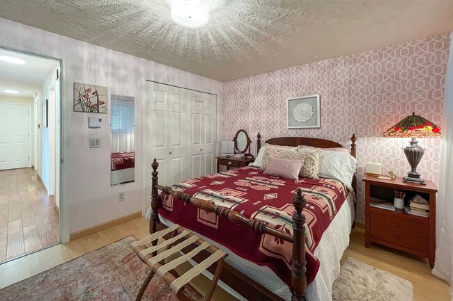 Building Photo - Fully Furnished Home