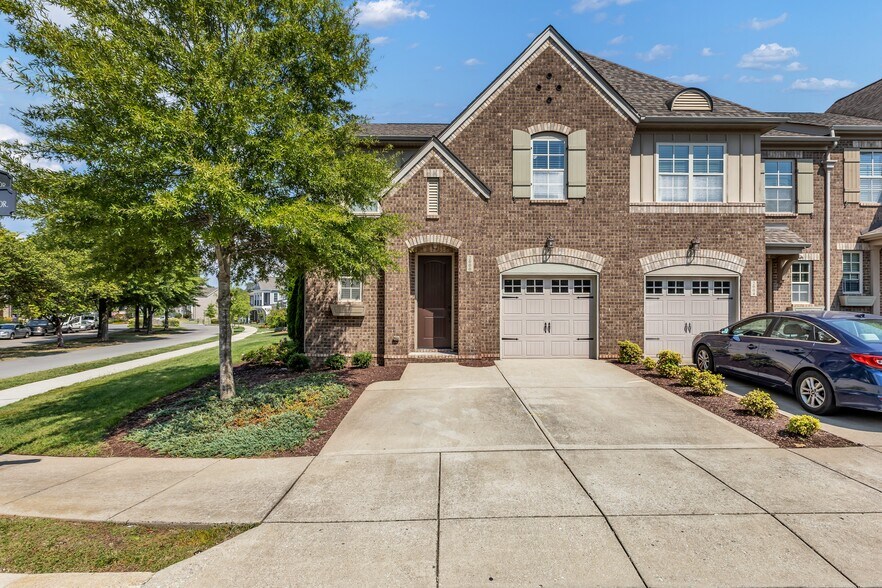 Front - 2000 Bungalow Dr