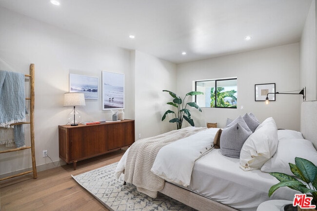 Building Photo - 976 Hyperion Ave