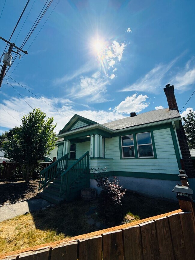 Building Photo - Charming bungalow with off street parking ...