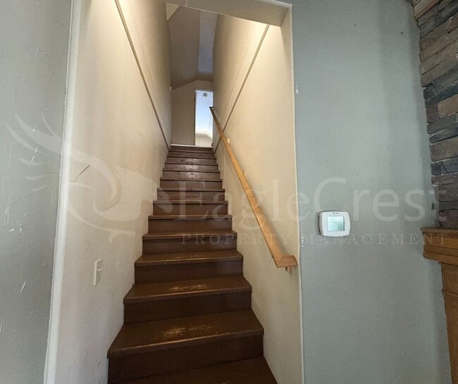 Building Photo - Large 8-Bedroom Home Across from Whitman College – Lawn Care Included