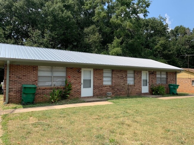 Building Photo - 1 Bedroom, 1 Bath Duplex Apartment on the Eastside