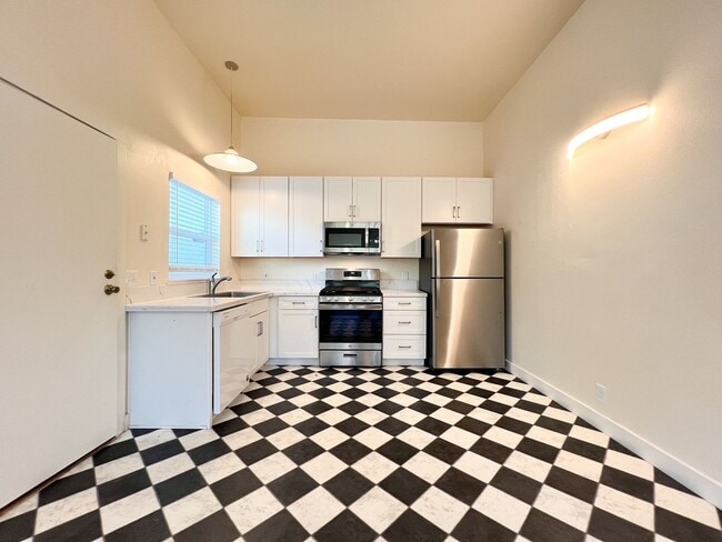 Building Photo - Modern Studio Apartment with Bonus Room, P...