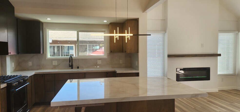 Building Photo - 950 N Kingsley Dr