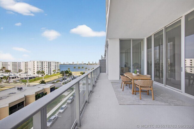 Building Photo - 220 Lake Shore Dr
