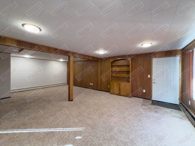 Building Photo - Large 4 bedroom, 2.5 bath downtown home