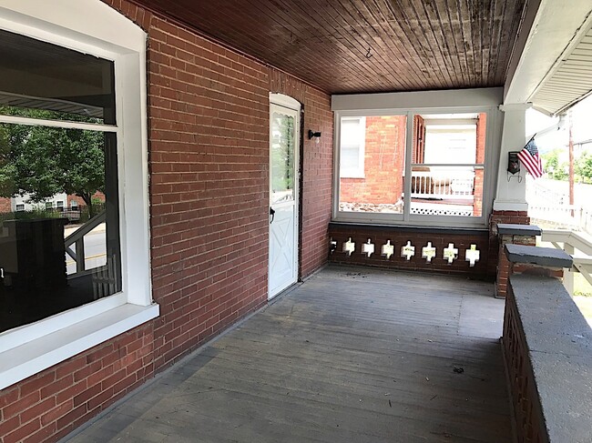 Front Porch - 183 N Fairview St