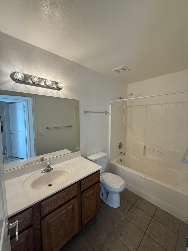 Building Photo - 3 Bedroom 2 Bathroom Duplex