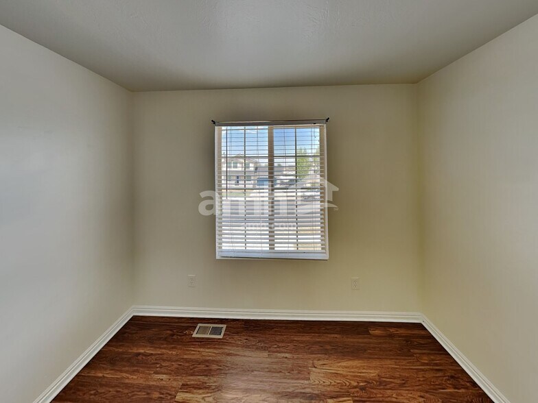 Building Photo - 939 740 S