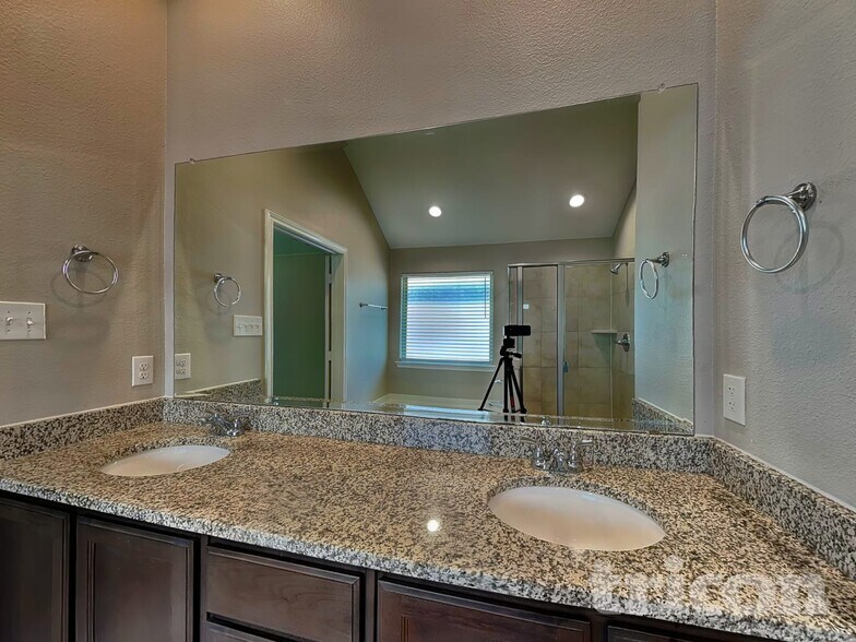 Building Photo - 2565 Hadley St