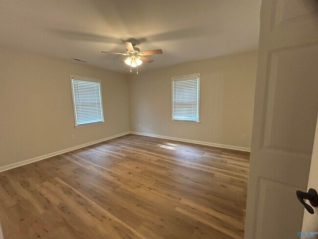 Building Photo - 285 Ruby Dr