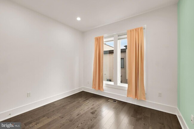 Building Photo - 153 Winsome Cir