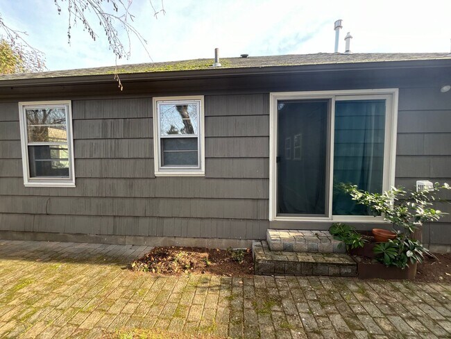 Building Photo - 4643 NE 38th Ave