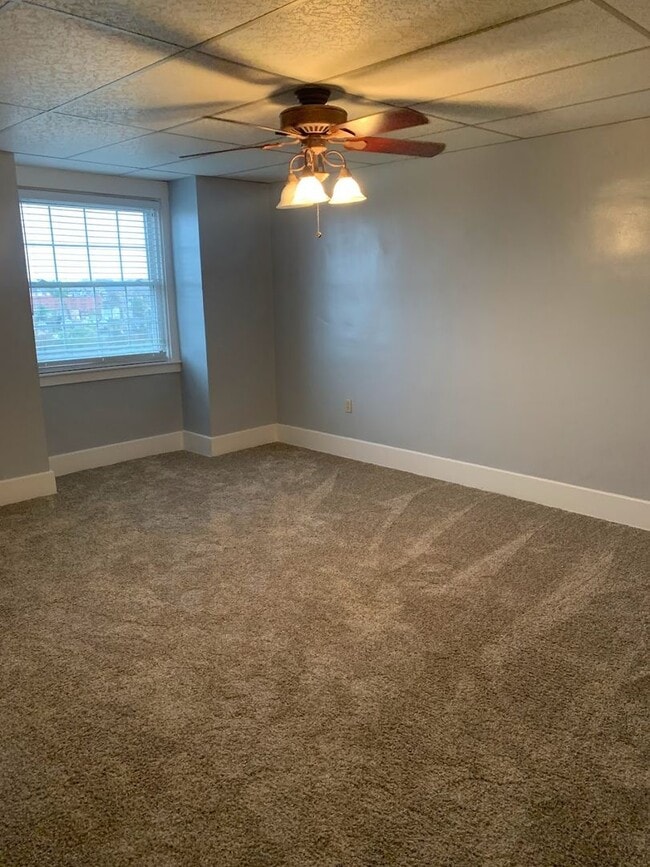 Building Photo - Beautiful Renovated 3/1.5 Home in Beechvie...