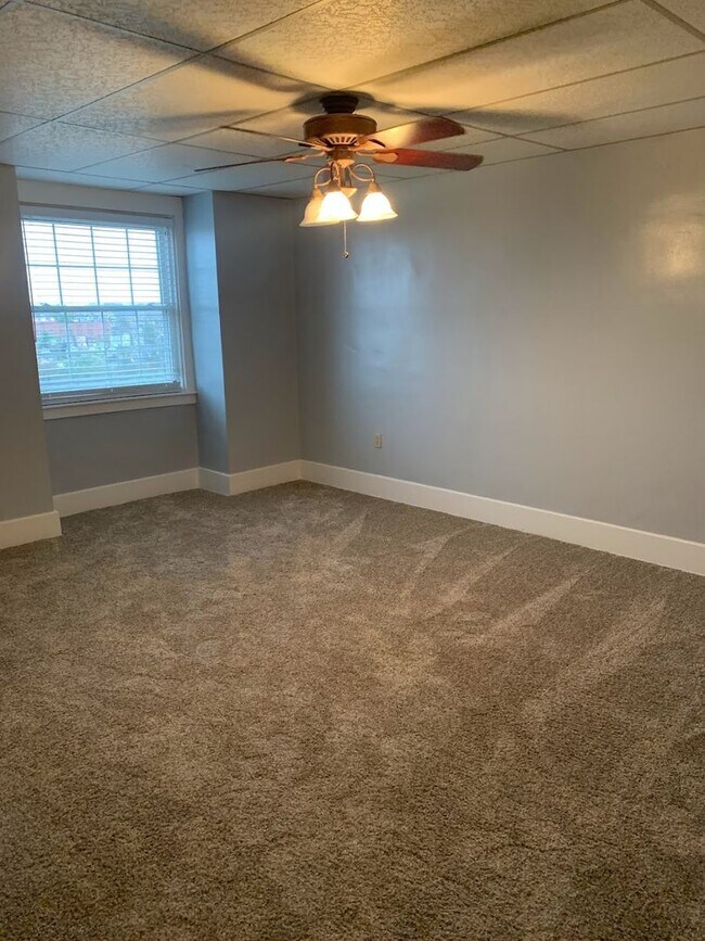 Building Photo - Beautiful Renovated 3/1.5 Home in Beechview - Available NOW