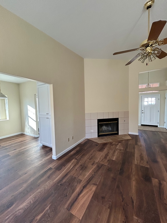 Building Photo - 366 Hollyhock Cir