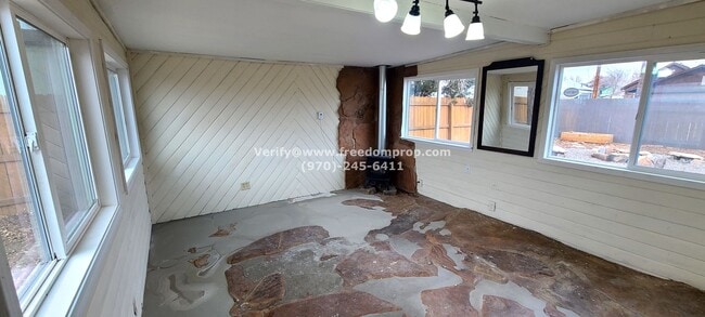 Building Photo - Updated through out!  Great 2 bedroom 1.5 ...