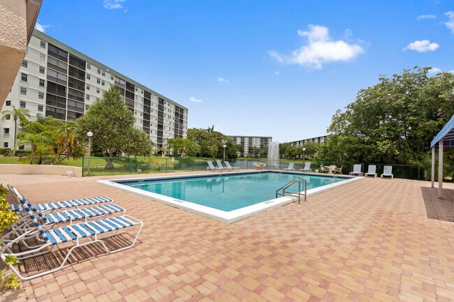 Building Photo - 2312 S Cypress Bend Dr