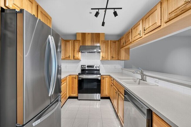 Building Photo - Enormous Waterfront Alki Condo w/ Stunning Views