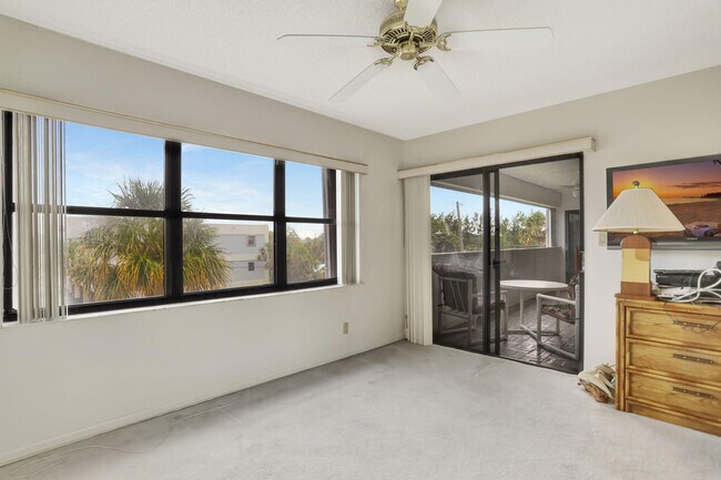 Building Photo - 330 SE 20th Ave