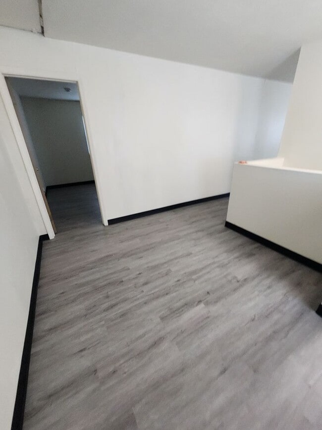 Building Photo - 4 Bedroom Clean House For Rent