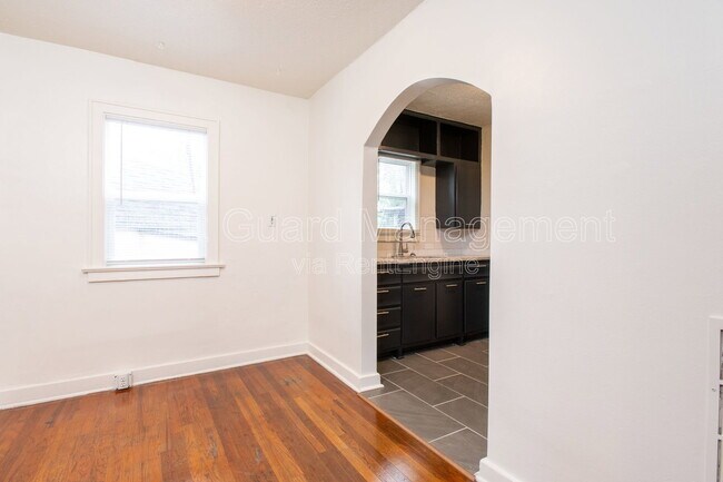 Building Photo - 621 N Broadview Ave