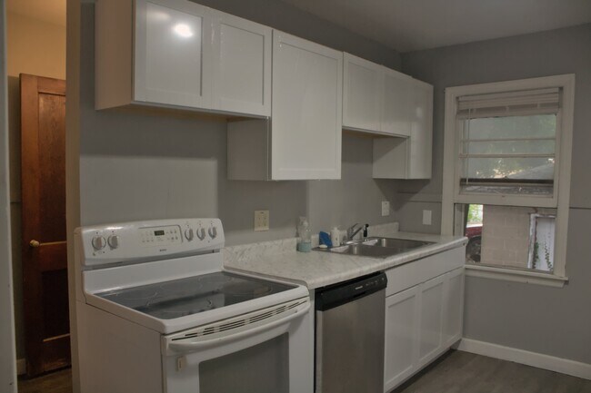 Building Photo - 304 W Columbia Ave