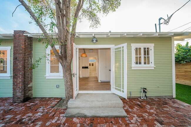 Building Photo - 511 Micheltorena St