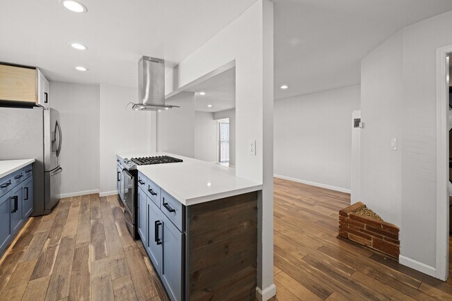 Building Photo - 5139 Ewing St