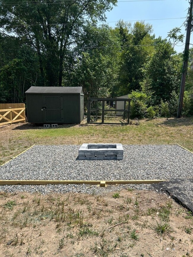 Building Photo - Beautifully Remodeled 4/2