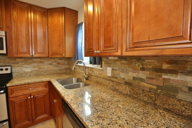 Building Photo - Ranch Home - Backs to Community Pool & Playgrounds - Pet-Friendly - Available 06-23-26!