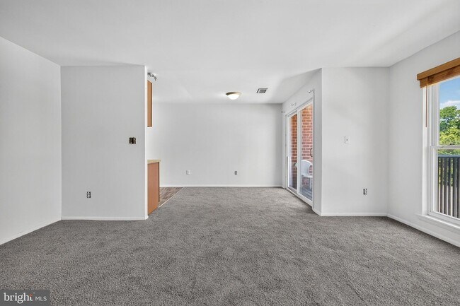 Building Photo - 1001 White Oak Rd