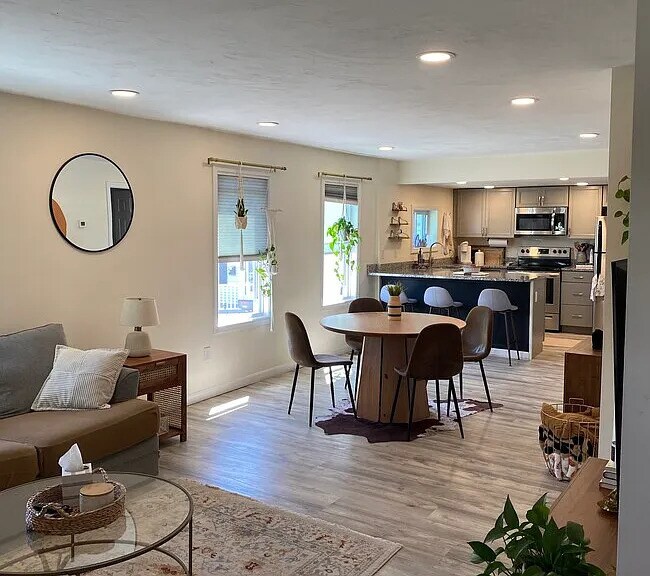 Building Photo - 19D Sigourney St