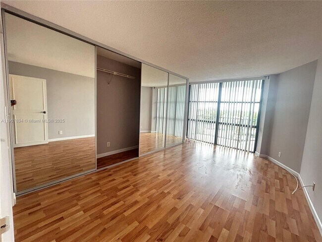 Building Photo - 1000 Parkview Dr